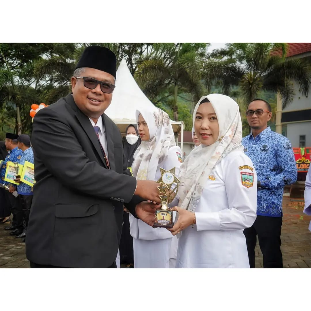 Padang Aro - Upacara dalam rangka memperingati Hari Kesehatan Nasional (HKN) ke-58 Tahun 2022 digelar di Halaman Kantor Bupati Solok Selatan, pada Senin (14/11/2022).